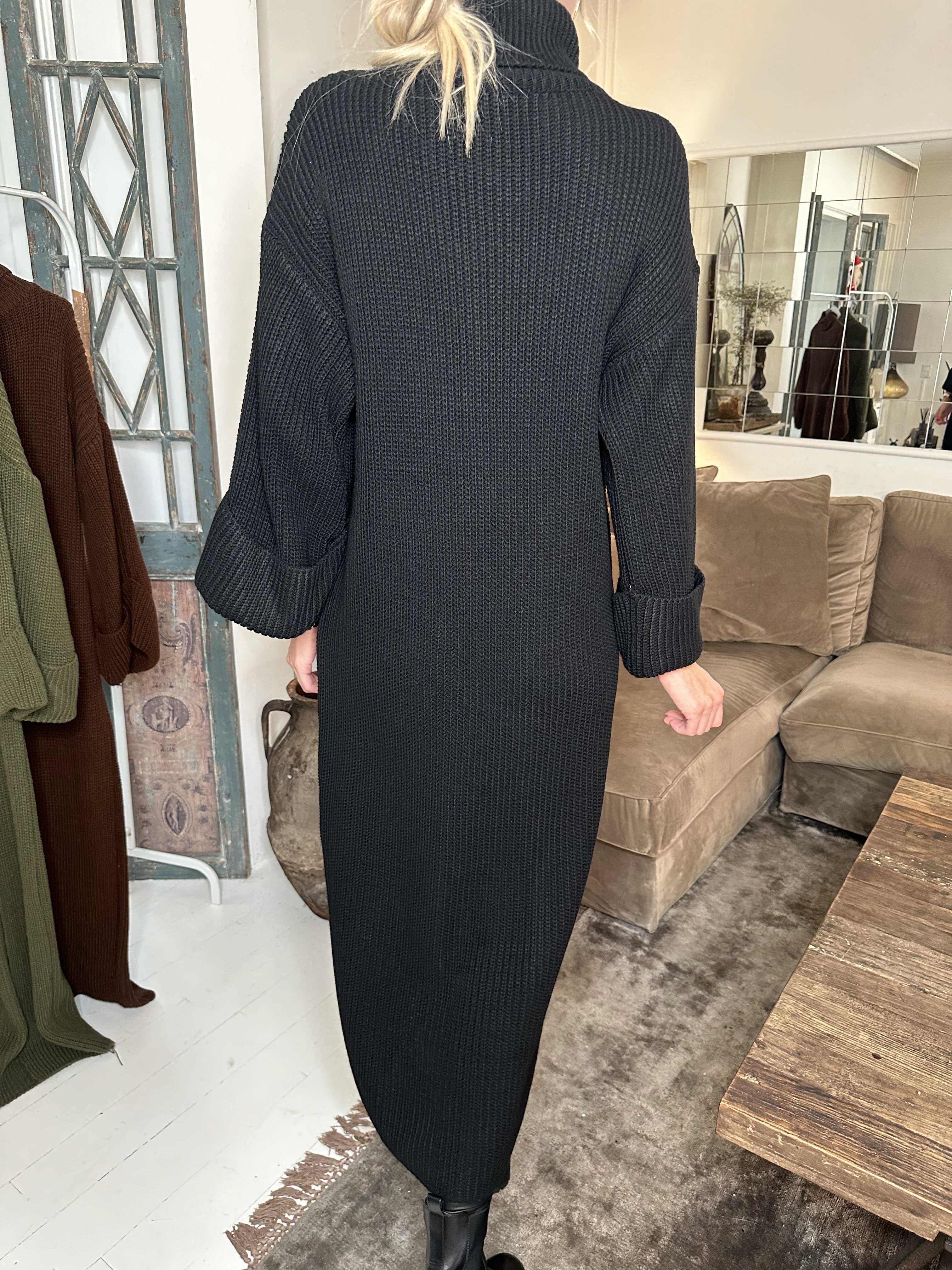 Alba - Lang højhalset strikkjole med højt slids i midten